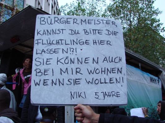 Transparent
mit
der
Aufschrift:
'Bürgermeister,










kannst
du
bitte
die
Flüchtlinge
hier
lassen!?!










Sie
 können
auch
bei
mir
wohnen,
wenn
sie
wollen!










Niki, 5 Jahre' - Foto: © 2013
by
Schattenblick